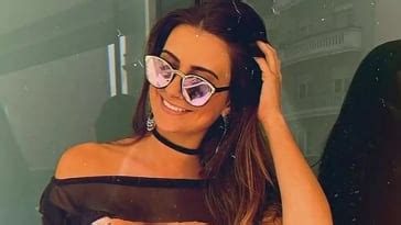 Sarah Caus causa em público ao surgir com look ousado.